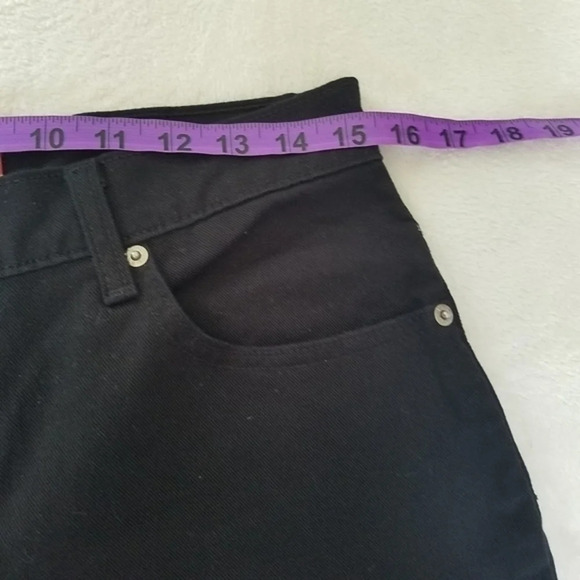 Levi's 550 Black Cut Off‎ Shorts - Picture 3 of 6